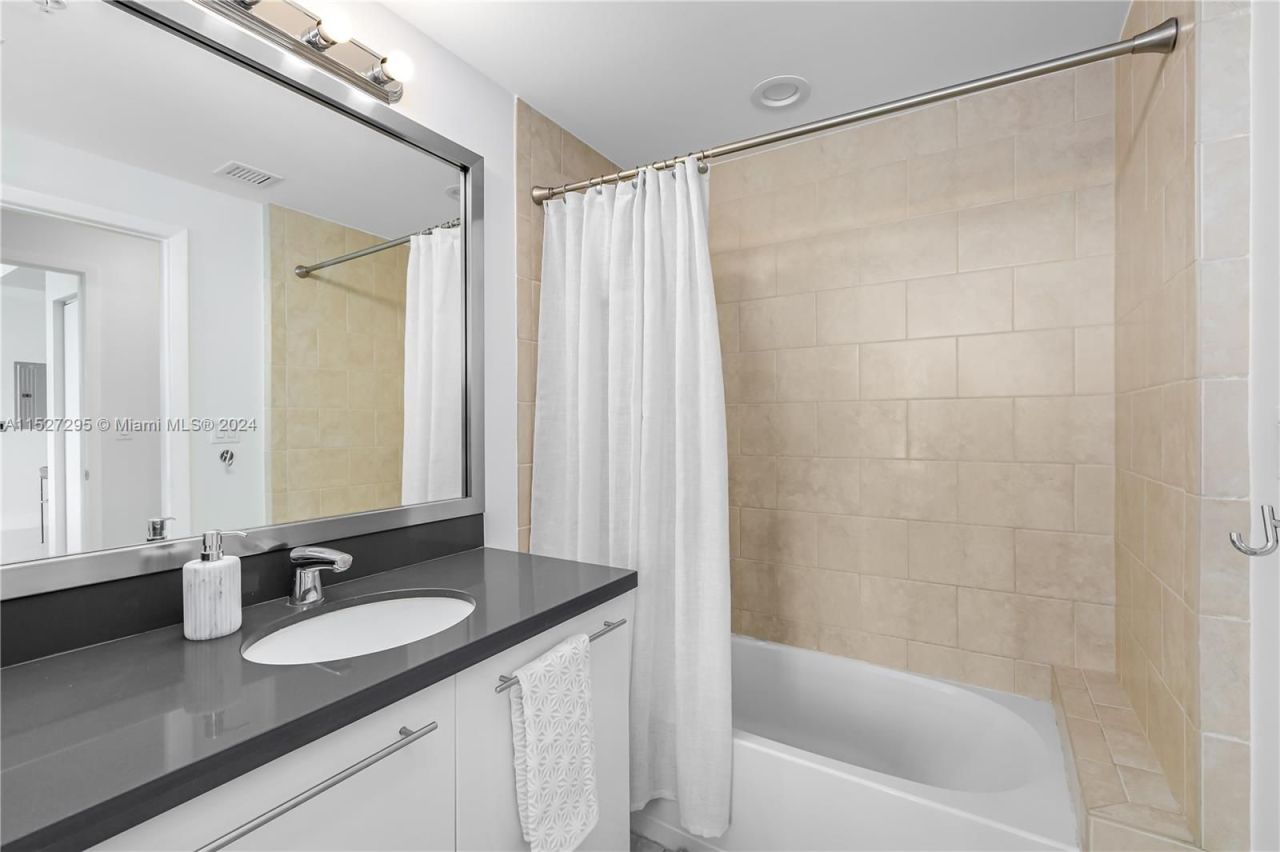 Квартира в Майами, США, 1 000 м² - фото 12