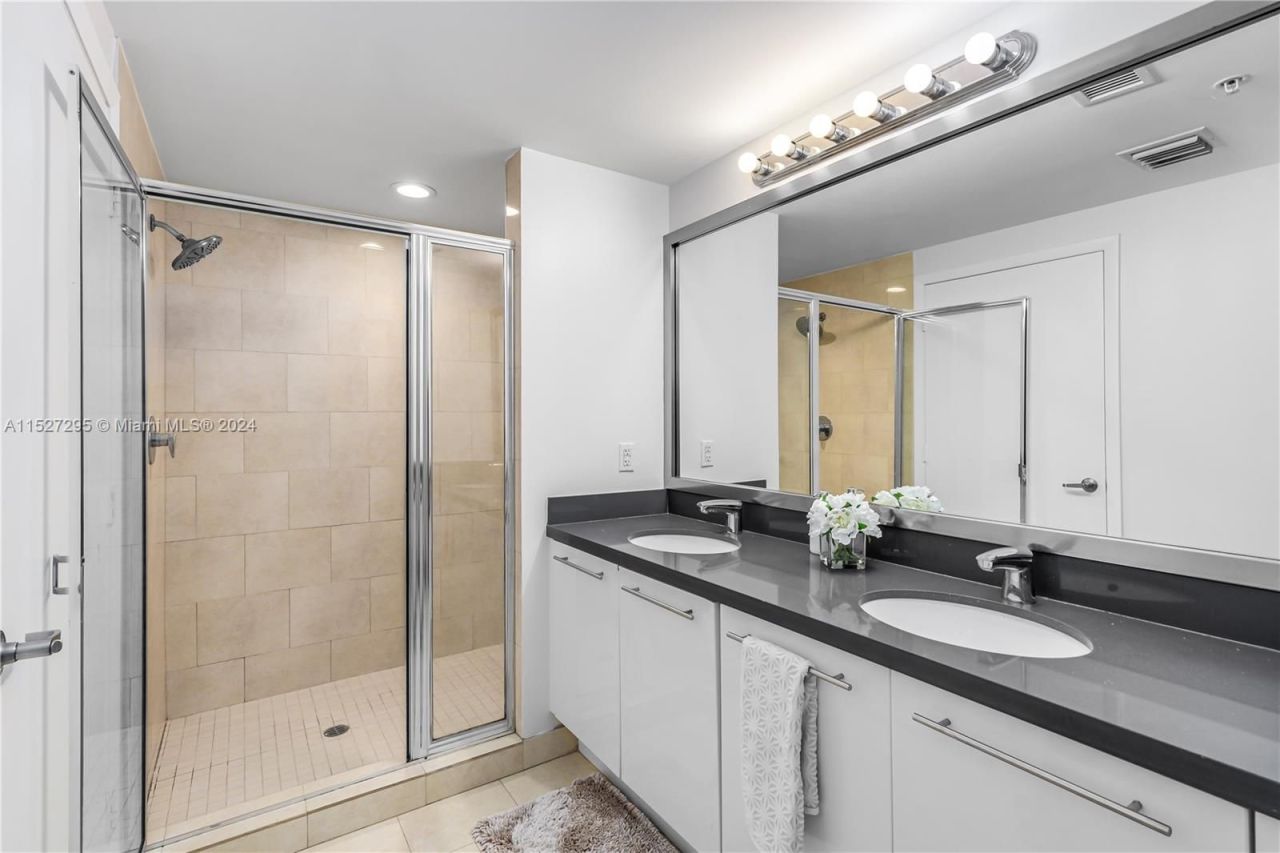 Квартира в Майами, США, 1 000 м² - фото 8