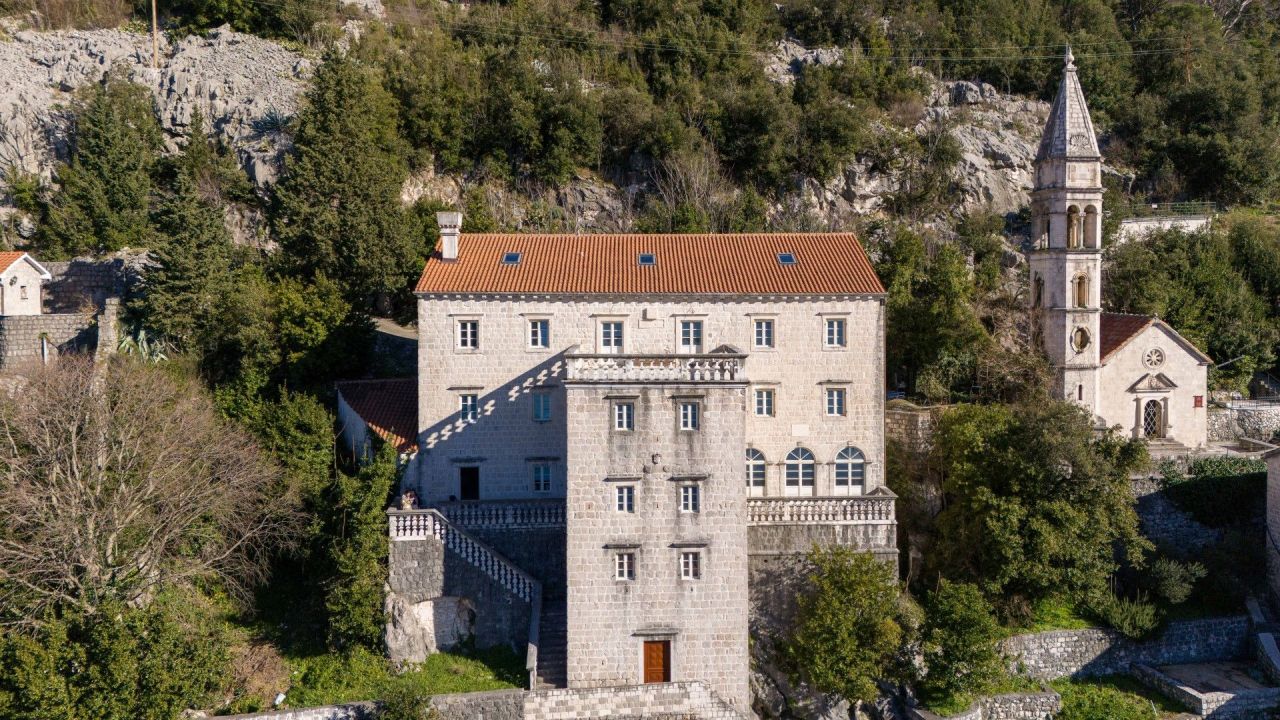 Замок в Которе, Черногория, 565 м2 - фото 1