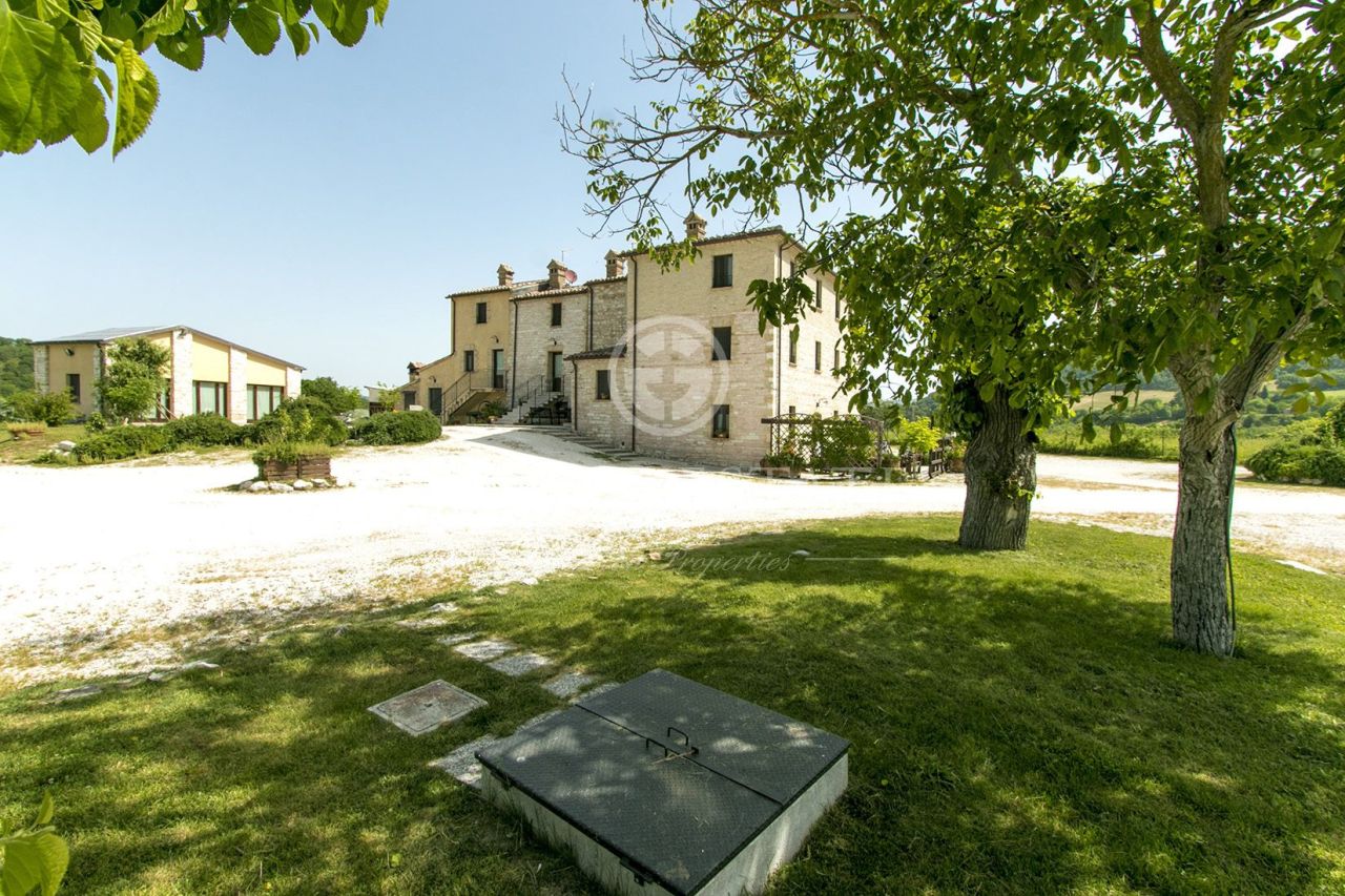 Дом в Анконе, Италия, 730.1 м2 - фото 1