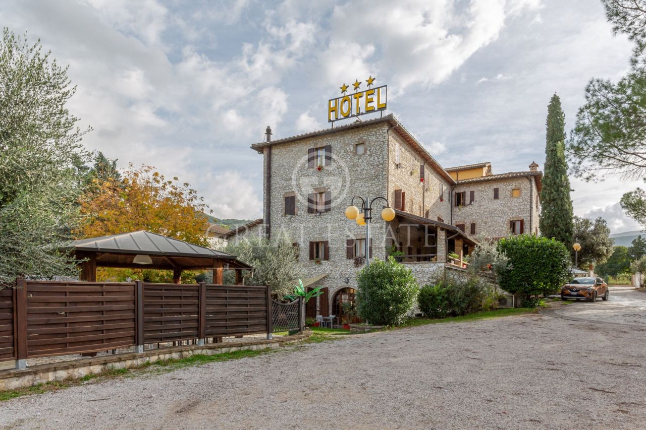 Отель, гостиница в Кампелло-суль-Клитунно, Италия, 1 214.75 м2 - фото 1