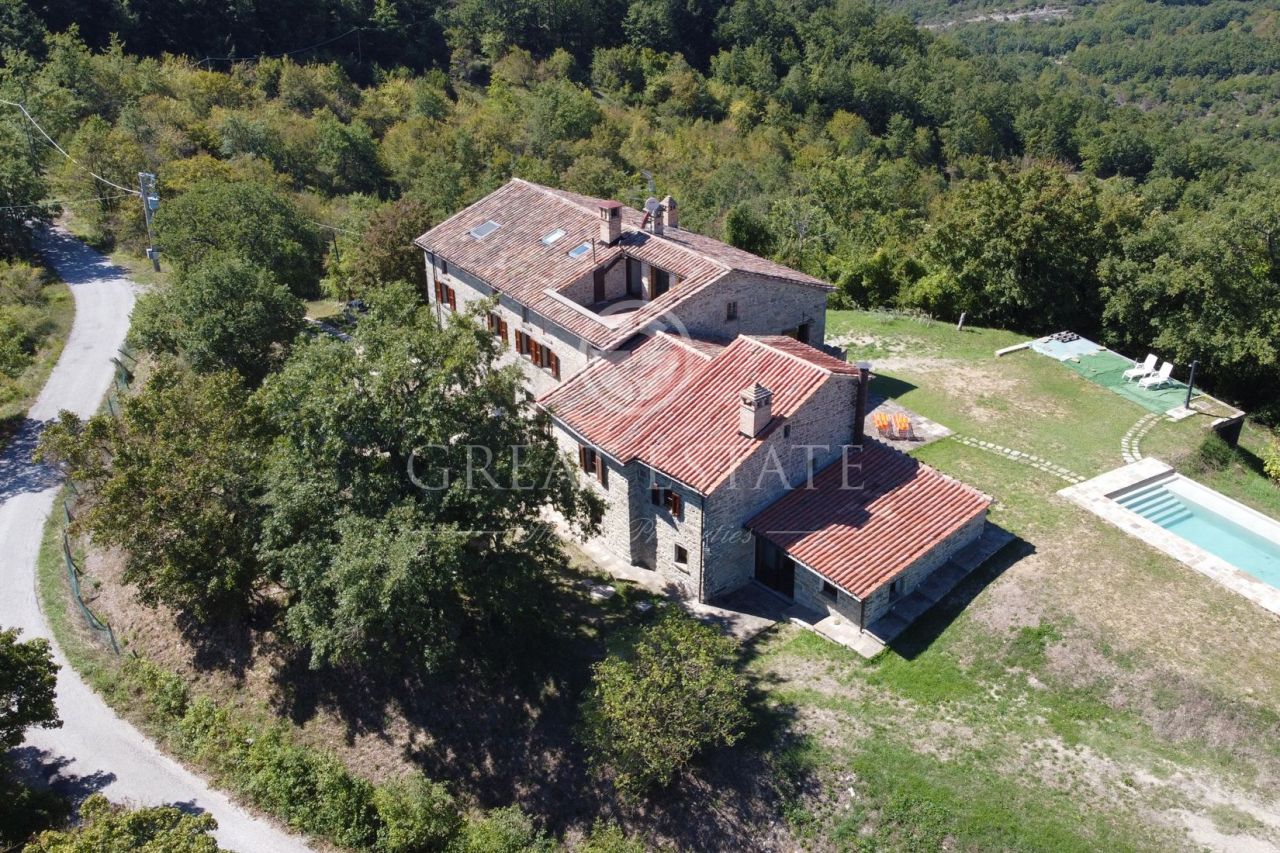 Дом в Читта-ди-Кастелло, Италия, 600 м2 - фото 1