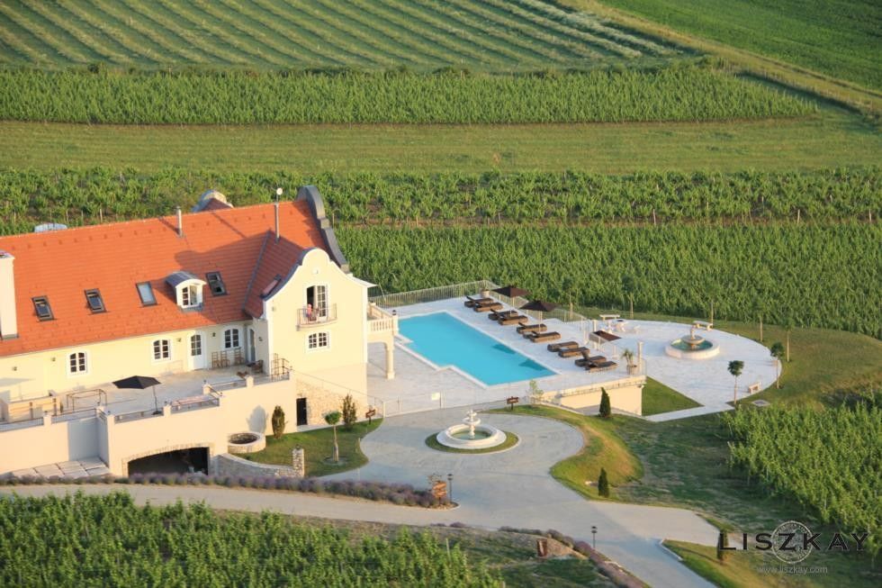 Отель, гостиница Monoszló, Венгрия, 2 437 м² - фото 2