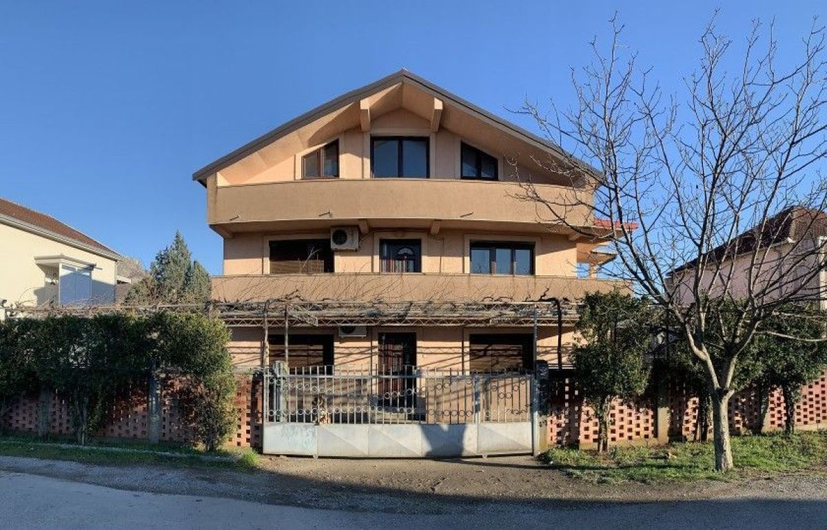 Дом в Подгорице, Черногория, 330 м2 - фото 1