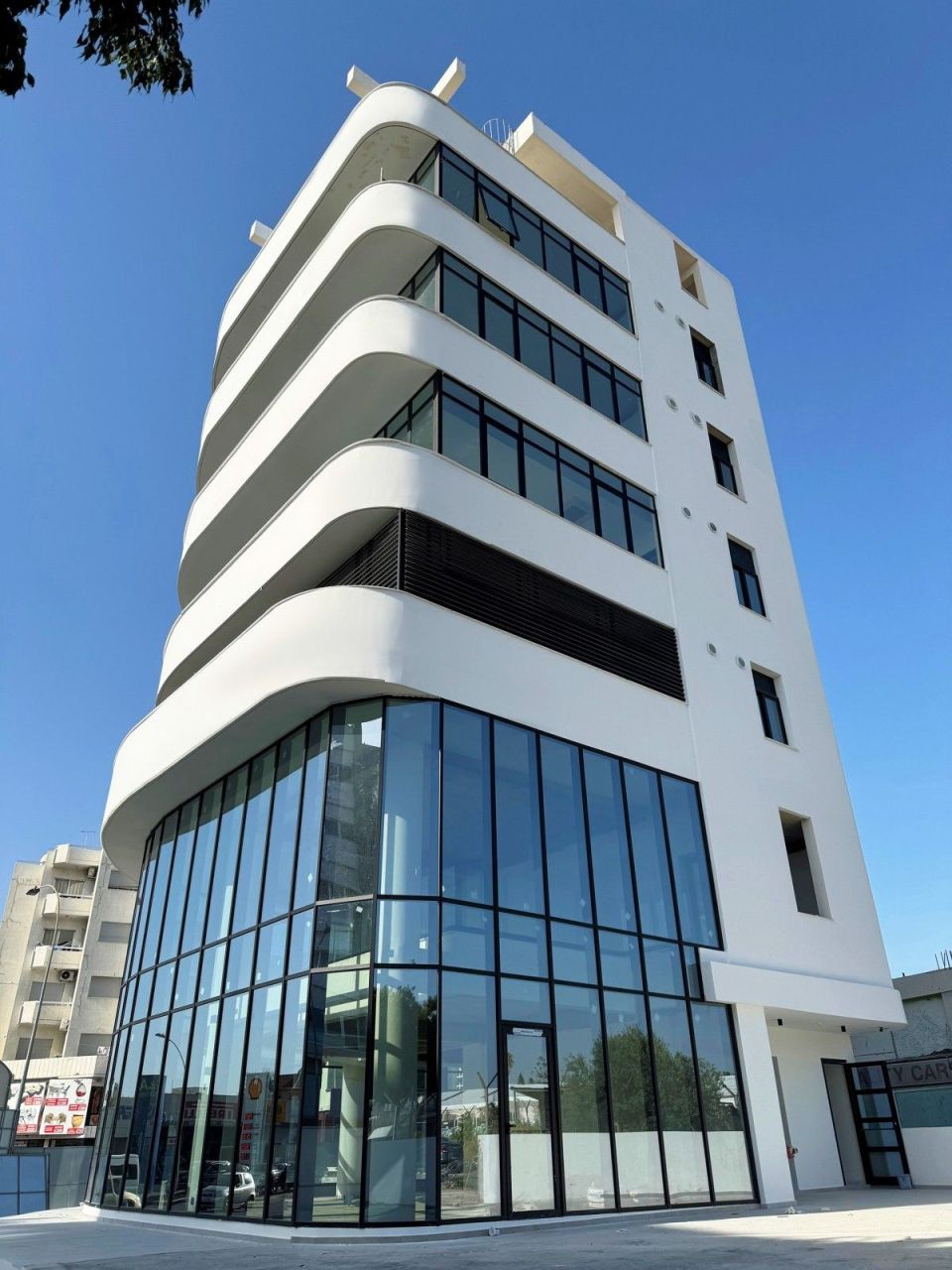 Коммерческая недвижимость в Лимасоле, Кипр, 1 357 м2 - фото 1