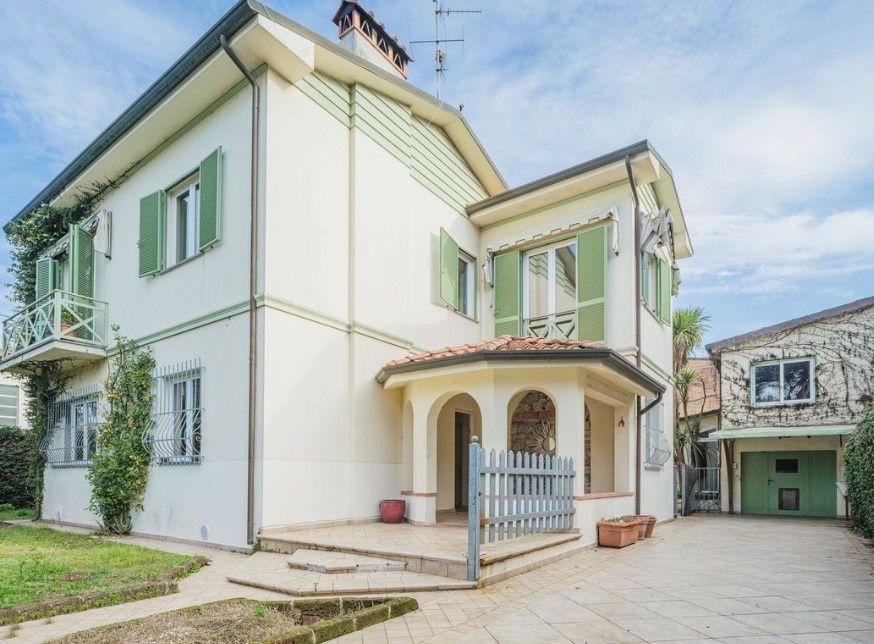 Дом в Виареджо, Италия, 190 м2 - фото 1