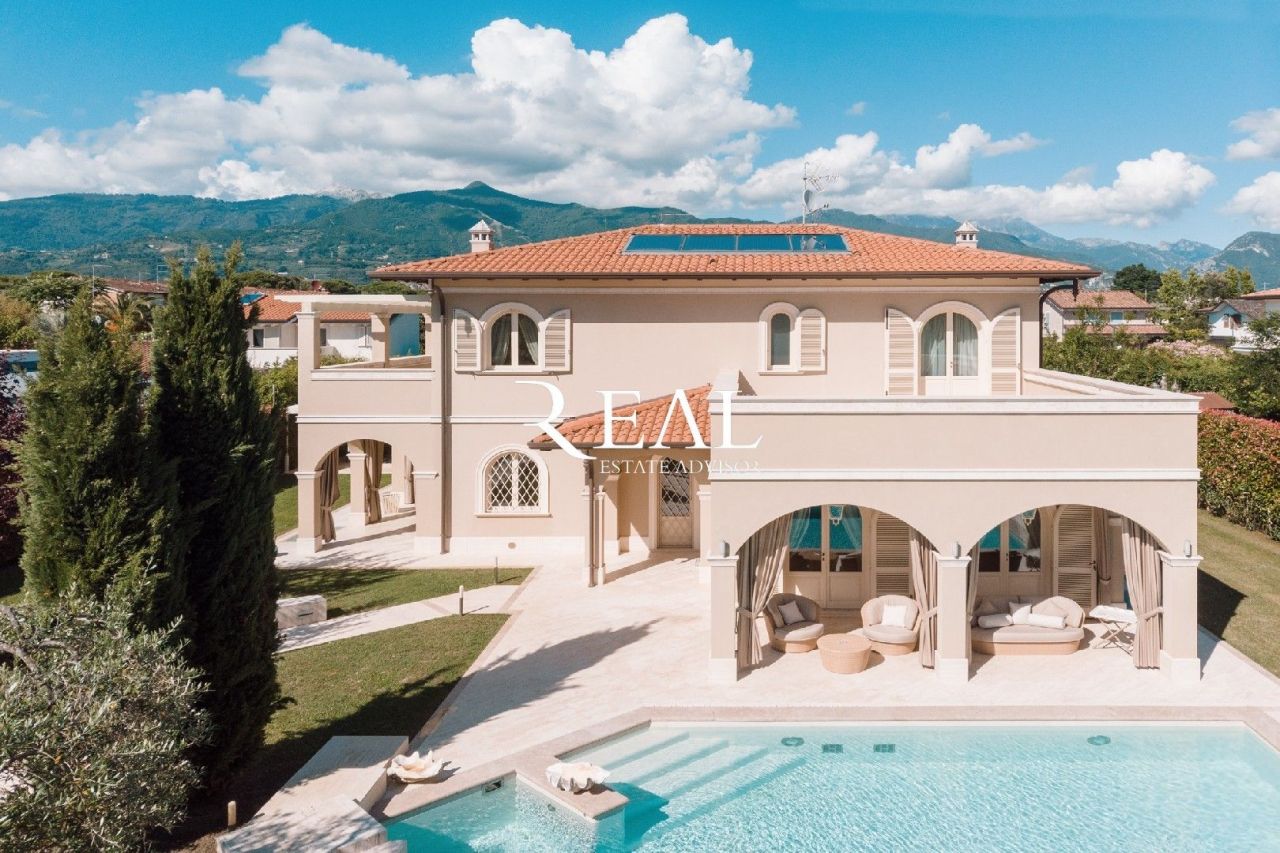 Вилла в Форте деи Марми, Италия, 400 м² - фото 2