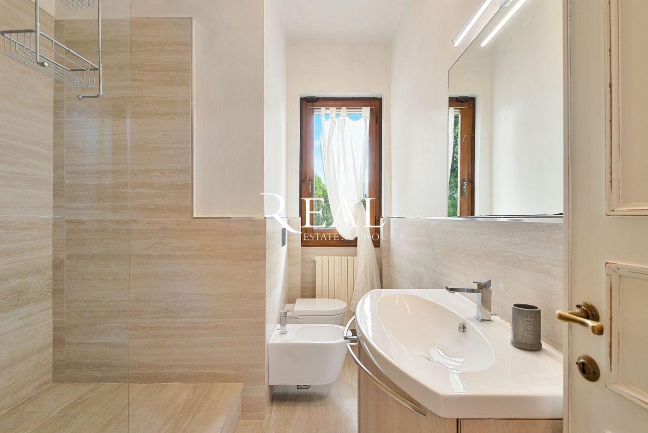 Вилла в Форте деи Марми, Италия, 420 м² - фото 17