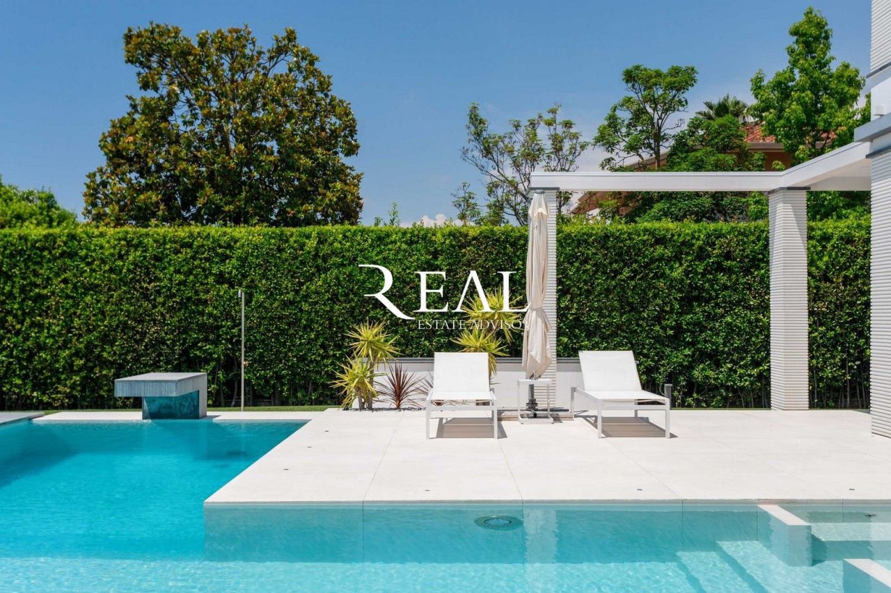 Вилла в Форте деи Марми, Италия, 300 м² - фото 2