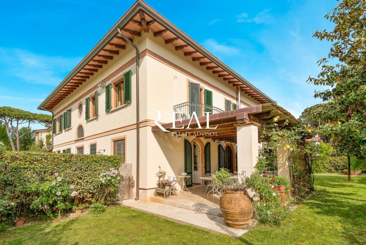 Вилла в Форте деи Марми, Италия, 350 м² - фото 2