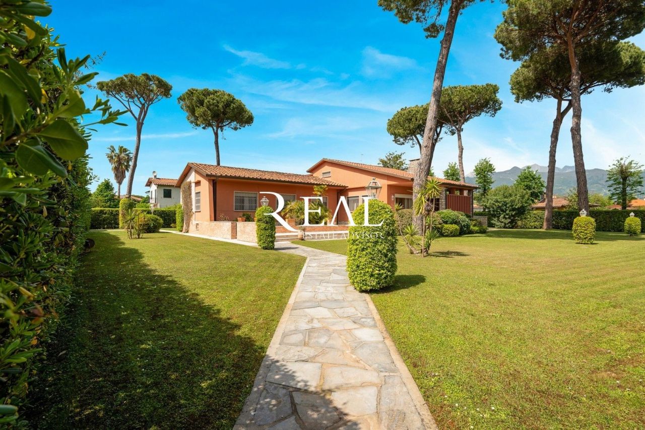 Вилла в Форте деи Марми, Италия, 300 м² - фото 2