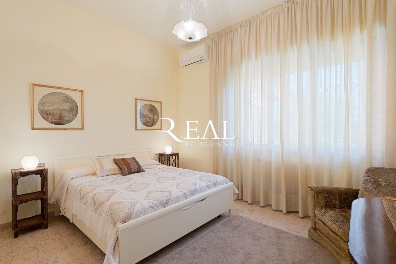 Вилла в Форте деи Марми, Италия, 300 м² - фото 10