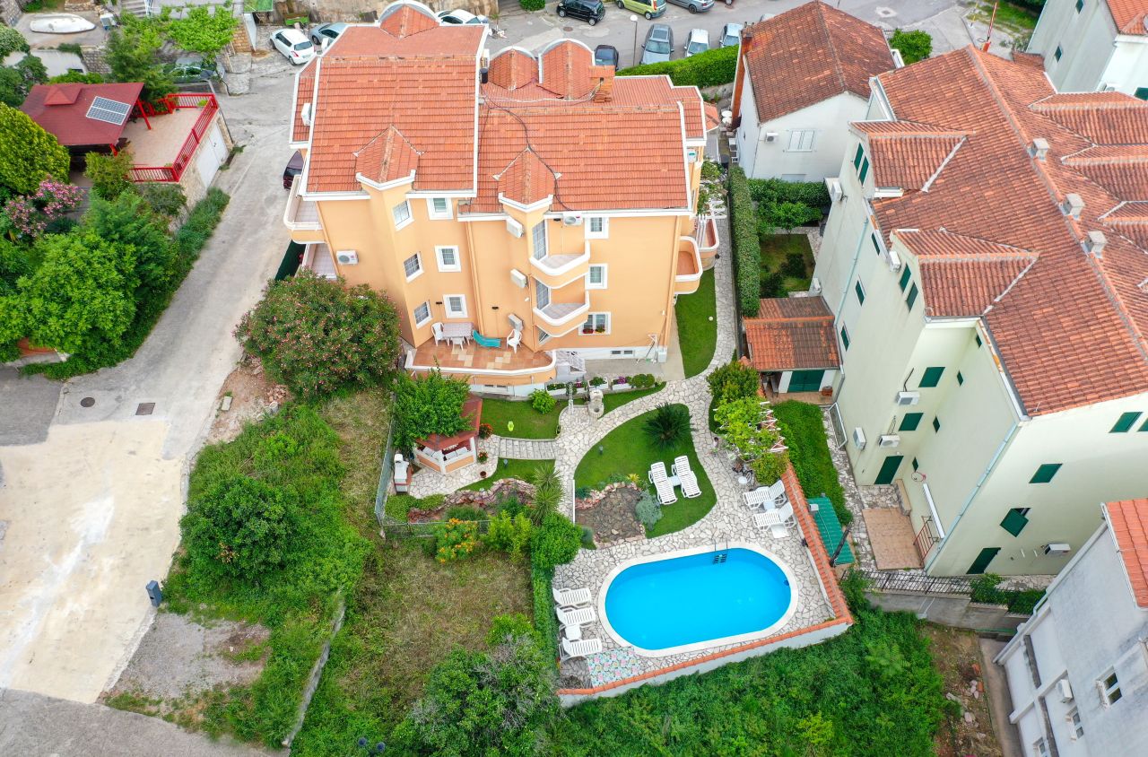 Отель, гостиница в Петроваце, Черногория, 600 м² - фото 1