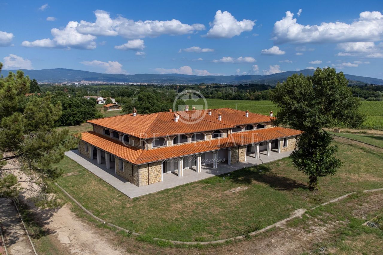 Дом в Ареццо, Италия, 925.6 м² - фото 3