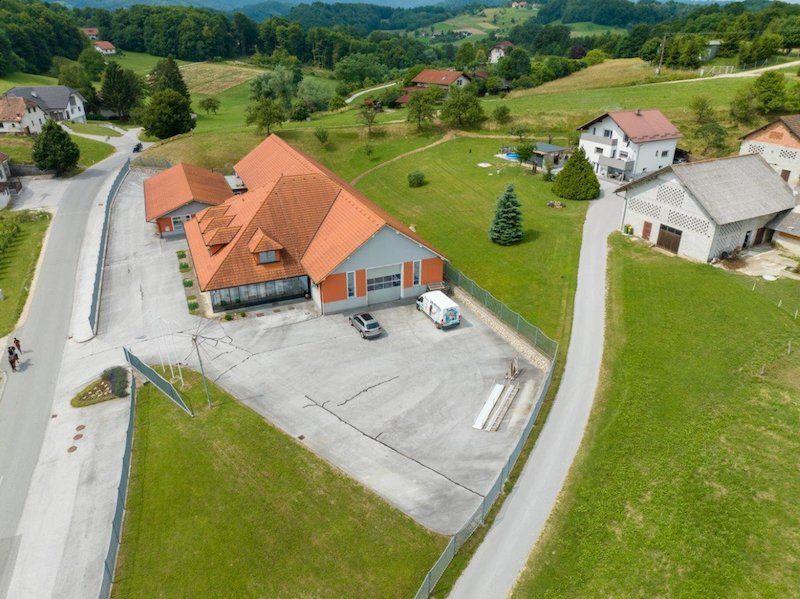 Коммерческая недвижимость Козье, Словения, 1 160 м² - фото 1
