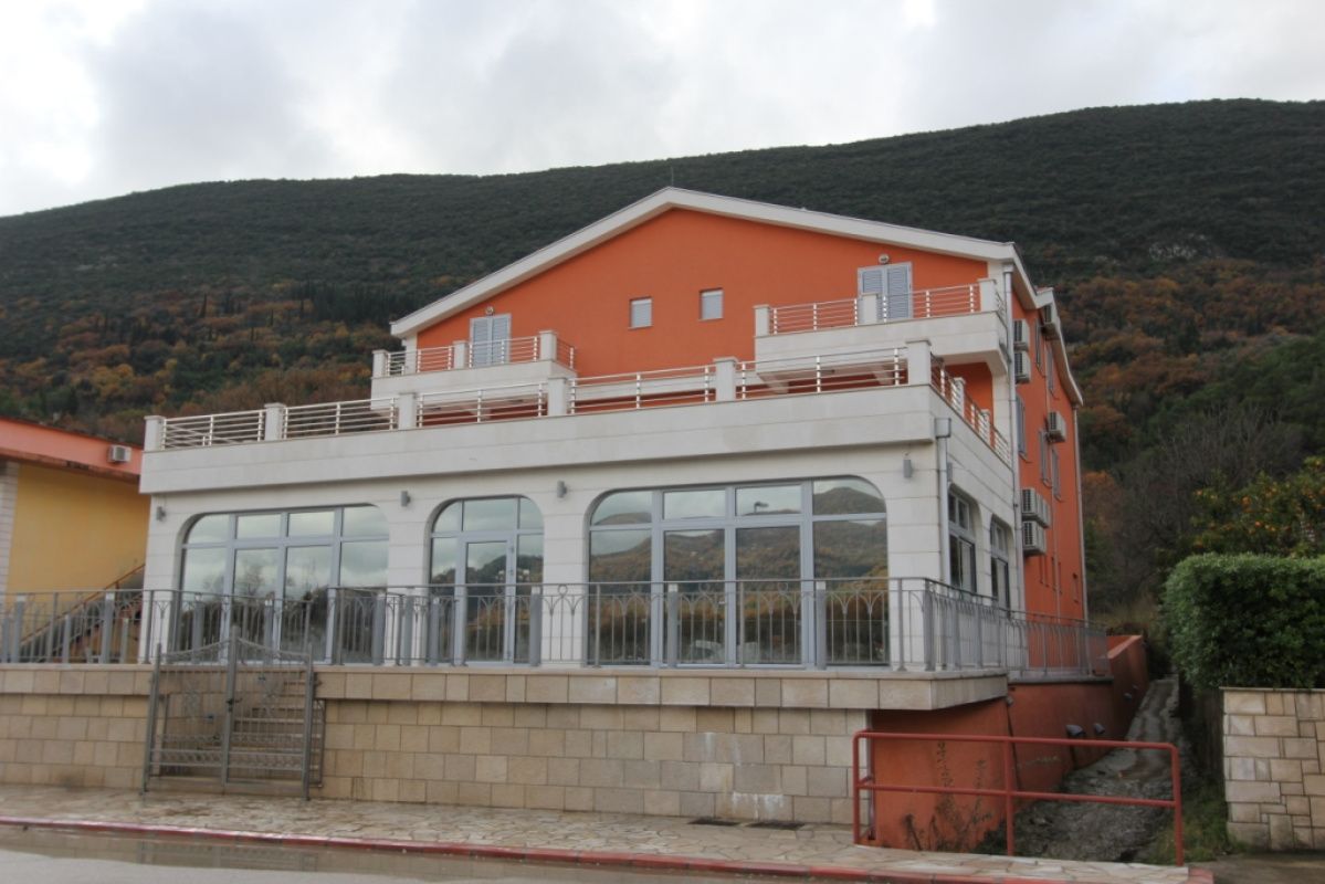Отель, гостиница в Игало, Черногория - фото 1