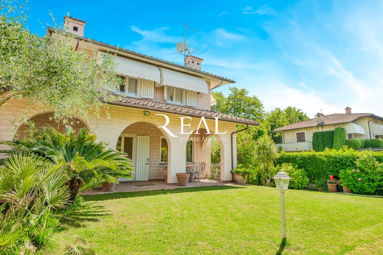 Вилла в Форте деи Марми, Италия, 200 м² - фото 2