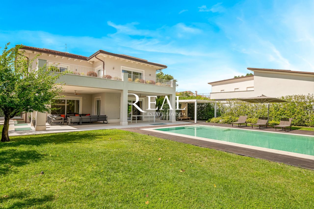 Вилла в Форте деи Марми, Италия, 430 м² - фото 3