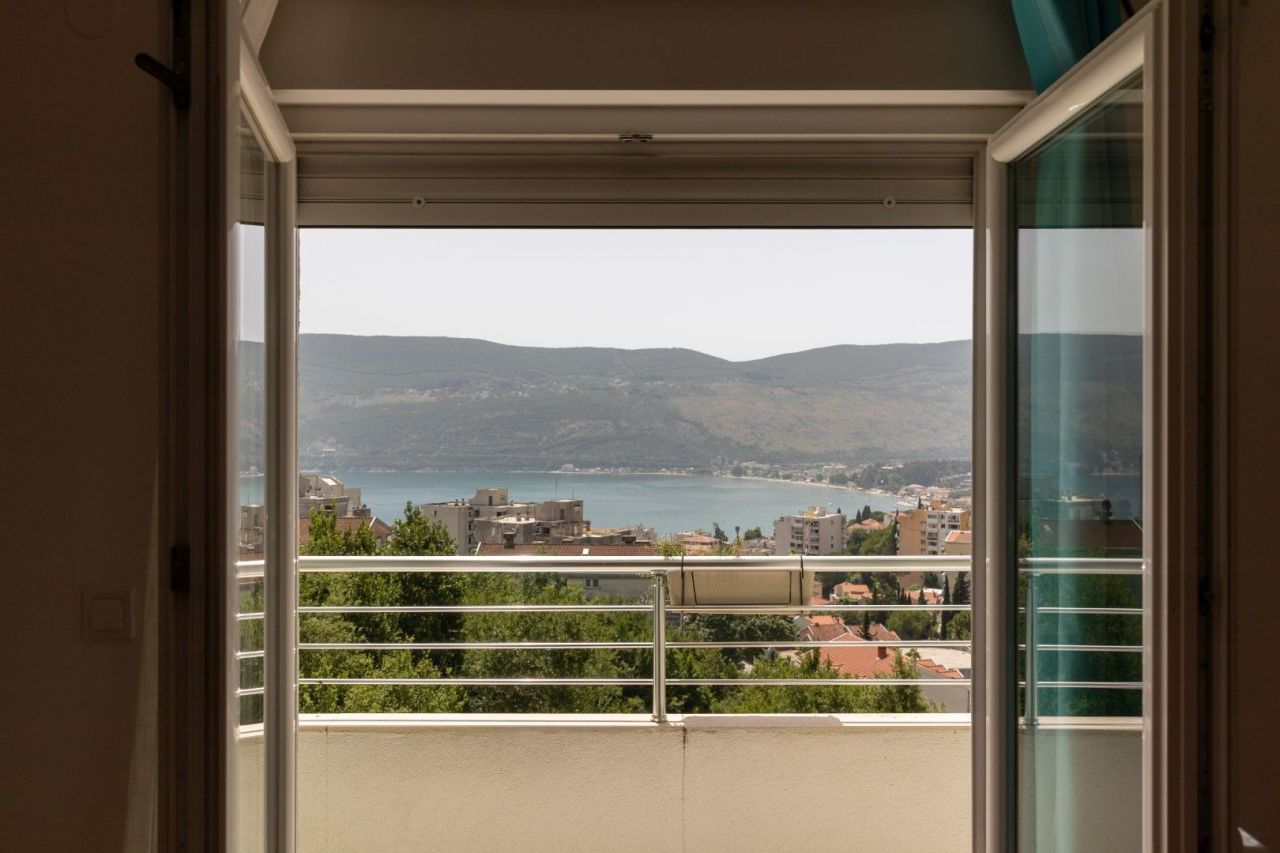 Апартаменты в Херцег-Нови, Черногория, 74 м² - фото 1