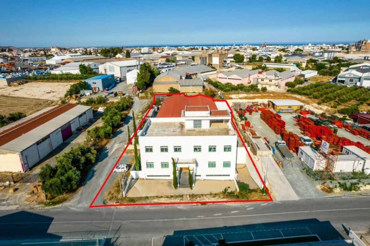 Коммерческая недвижимость в Ларнаке, Кипр, 1 308 м² - фото 1