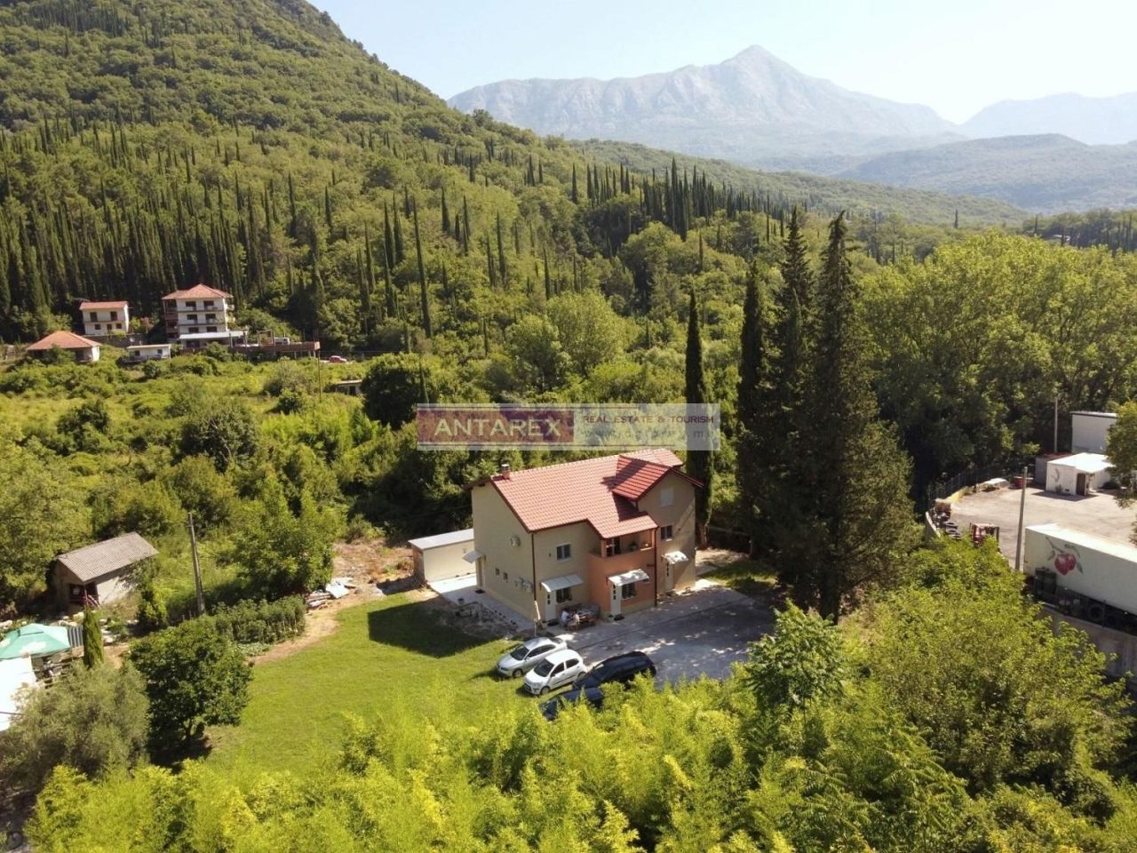 Вилла в Игало, Черногория, 365 м² - фото 1
