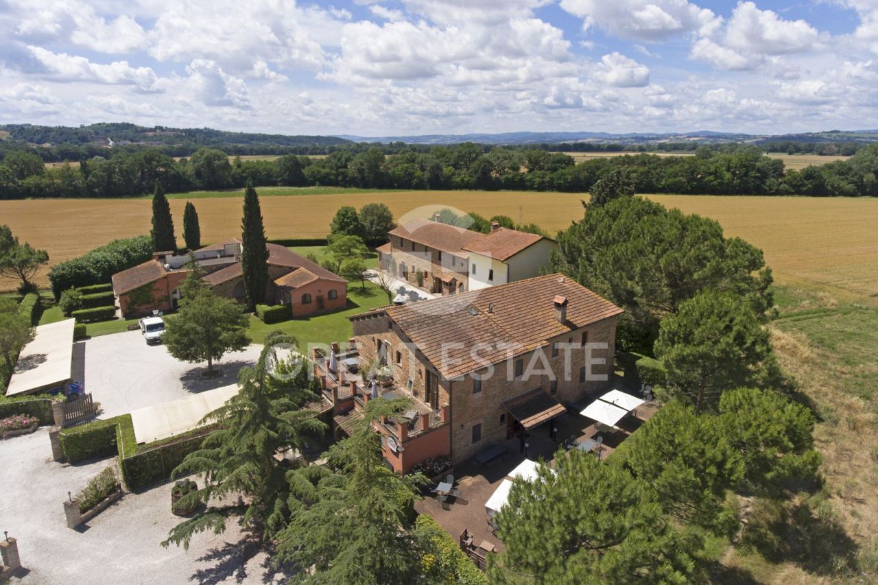 Дом в Деруте, Италия, 1 617.6 м² - фото 4