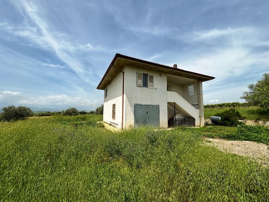 Дом в Читта-Сант-Анджело, Италия, 150 м² - фото 1