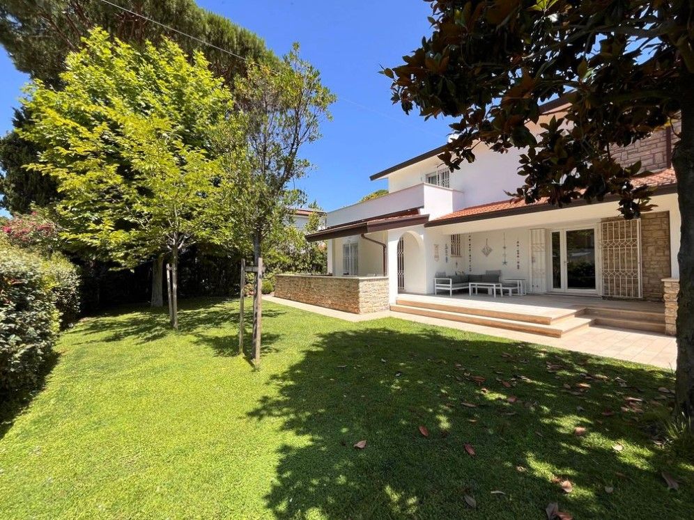 Вилла в Форте деи Марми, Италия, 220 м² - фото 2
