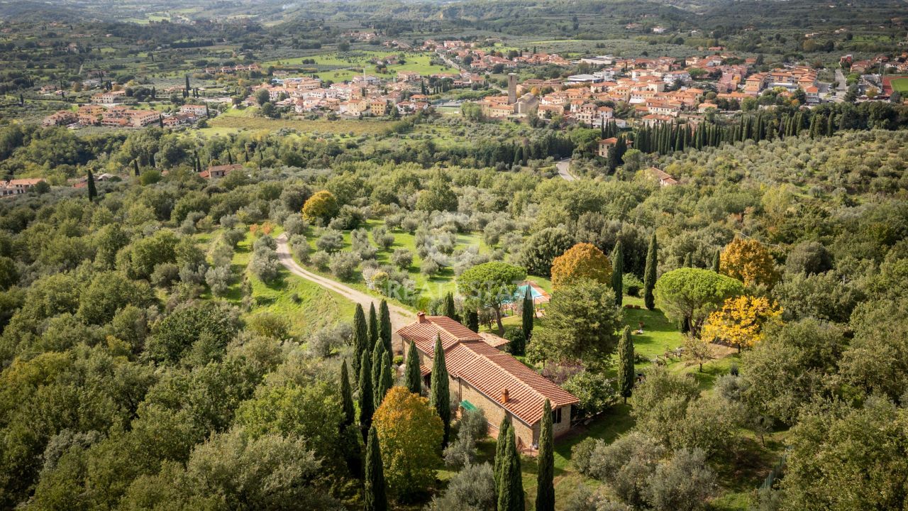 Дом в Реджелло, Италия, 298.65 м² - фото 2