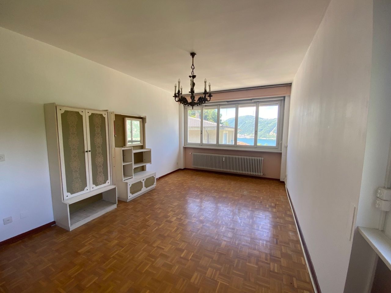 Квартира в Кампионе-д'Италия, Италия, 85 м² - фото 1