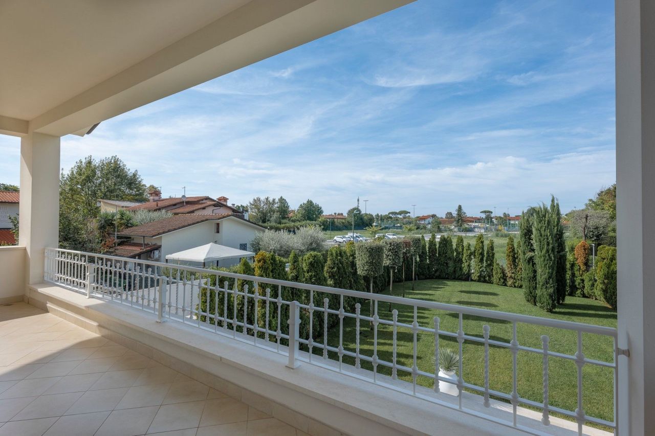 Вилла в Форте деи Марми, Италия, 390 м² - фото 9