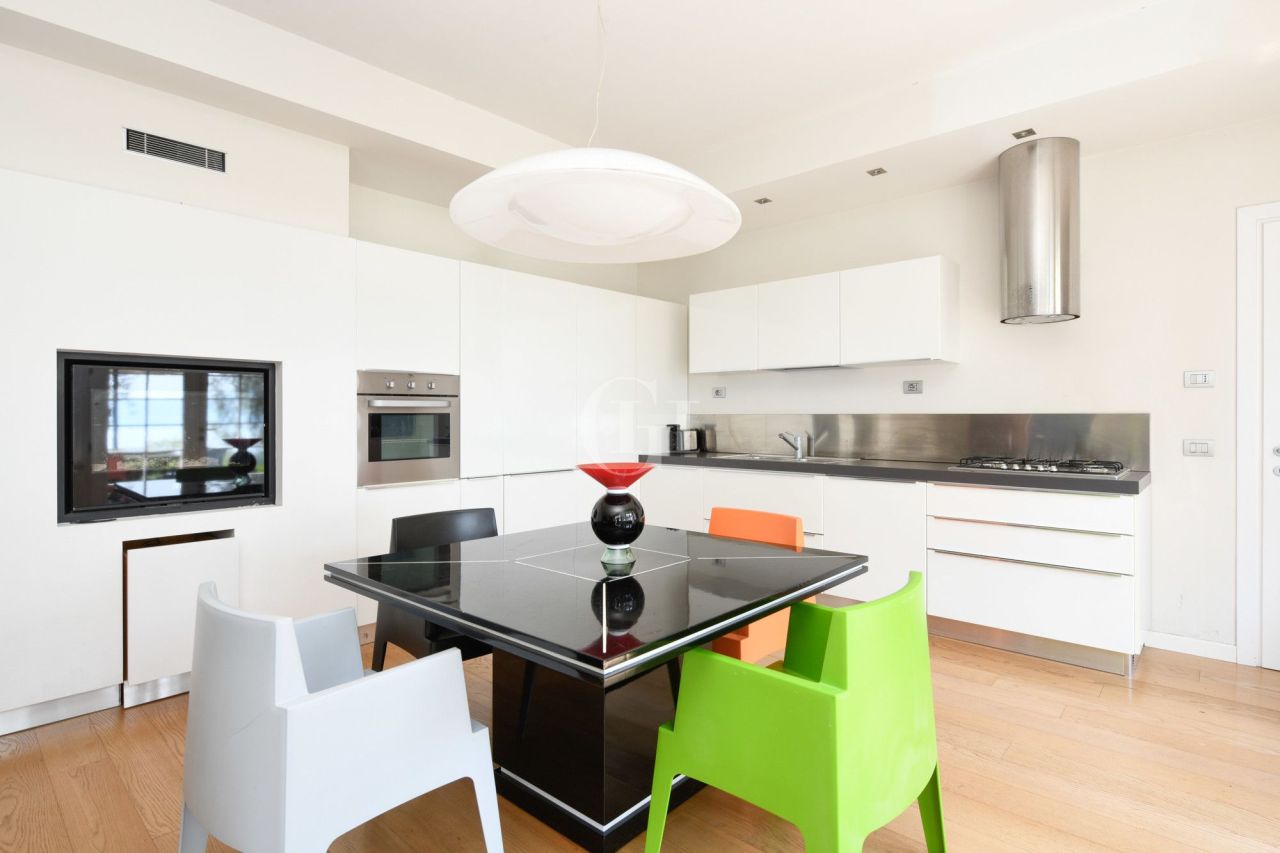 Вилла у озера Гарда, Италия, 710 м² - фото 15