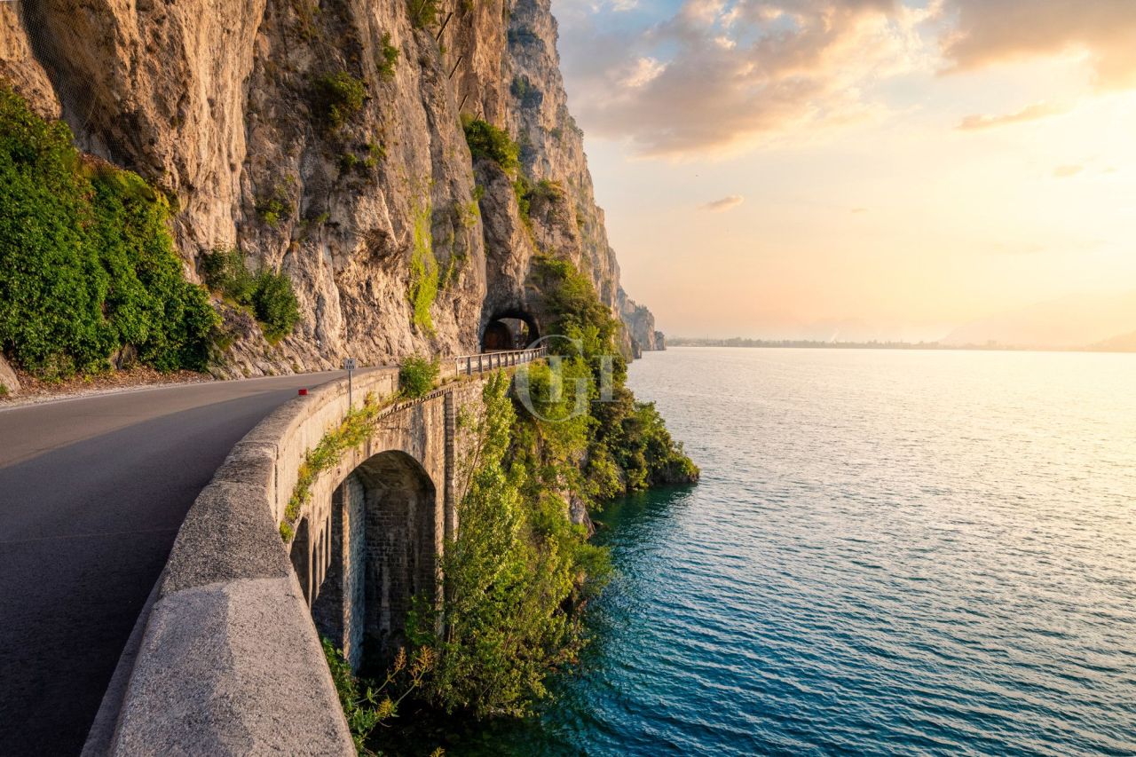 Инвестиционный проект у озера Гарда, Италия, 2 362 м² - фото 3