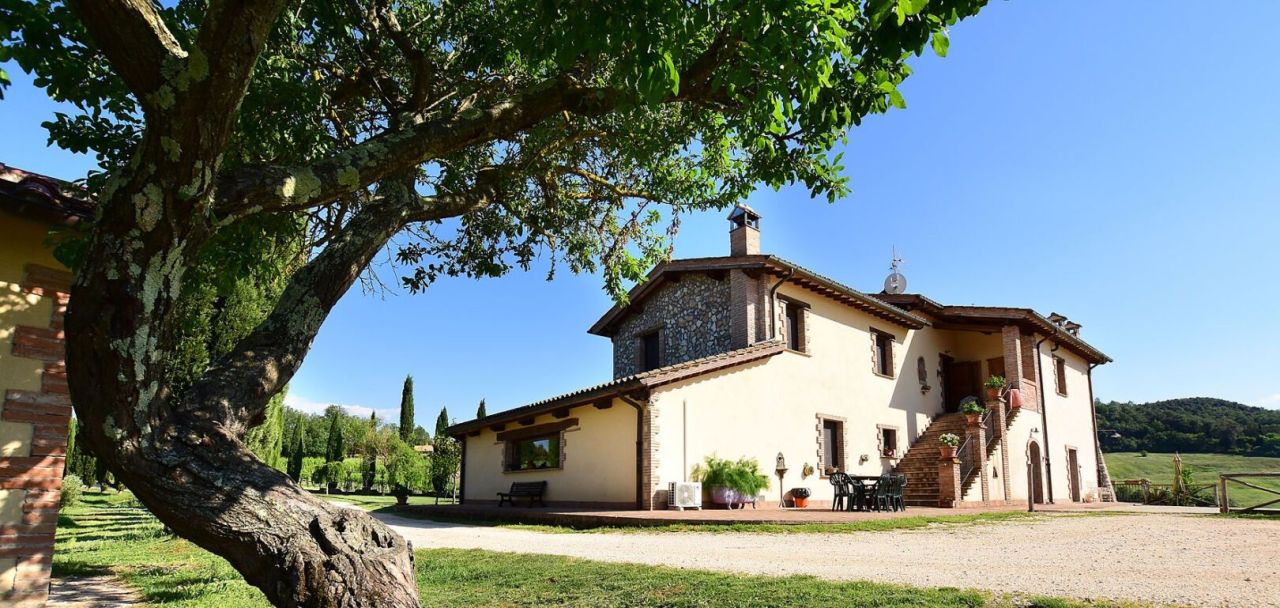 Поместье в Нарни, Италия, 1 350 м² - фото 1