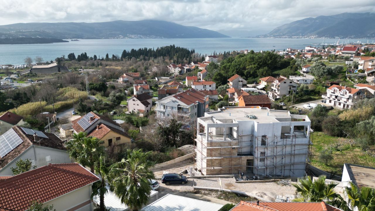 Квартира в Тивате, Черногория, 72.6 м² - фото 16