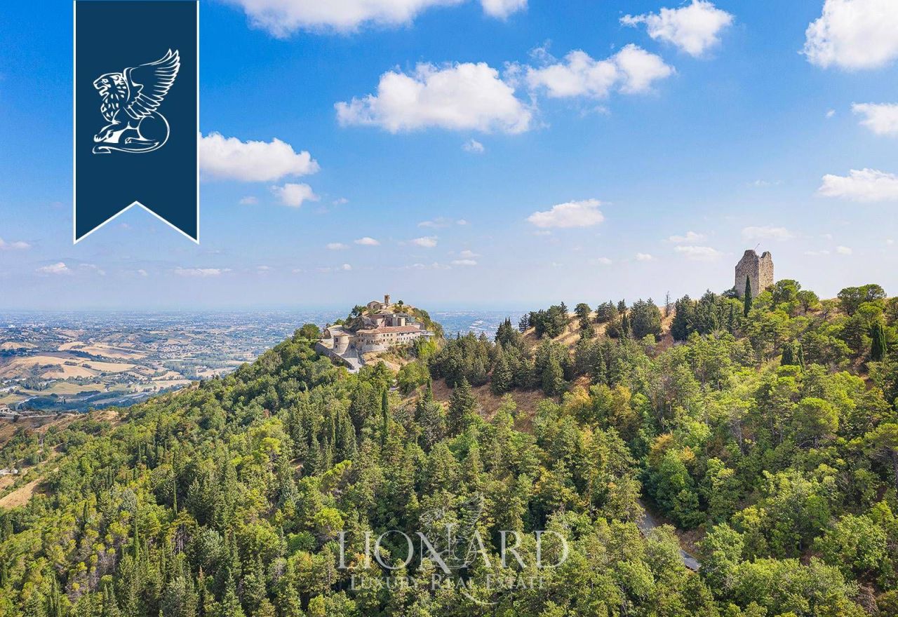 Замок в Римини, Италия, 3 000 м² - фото 2