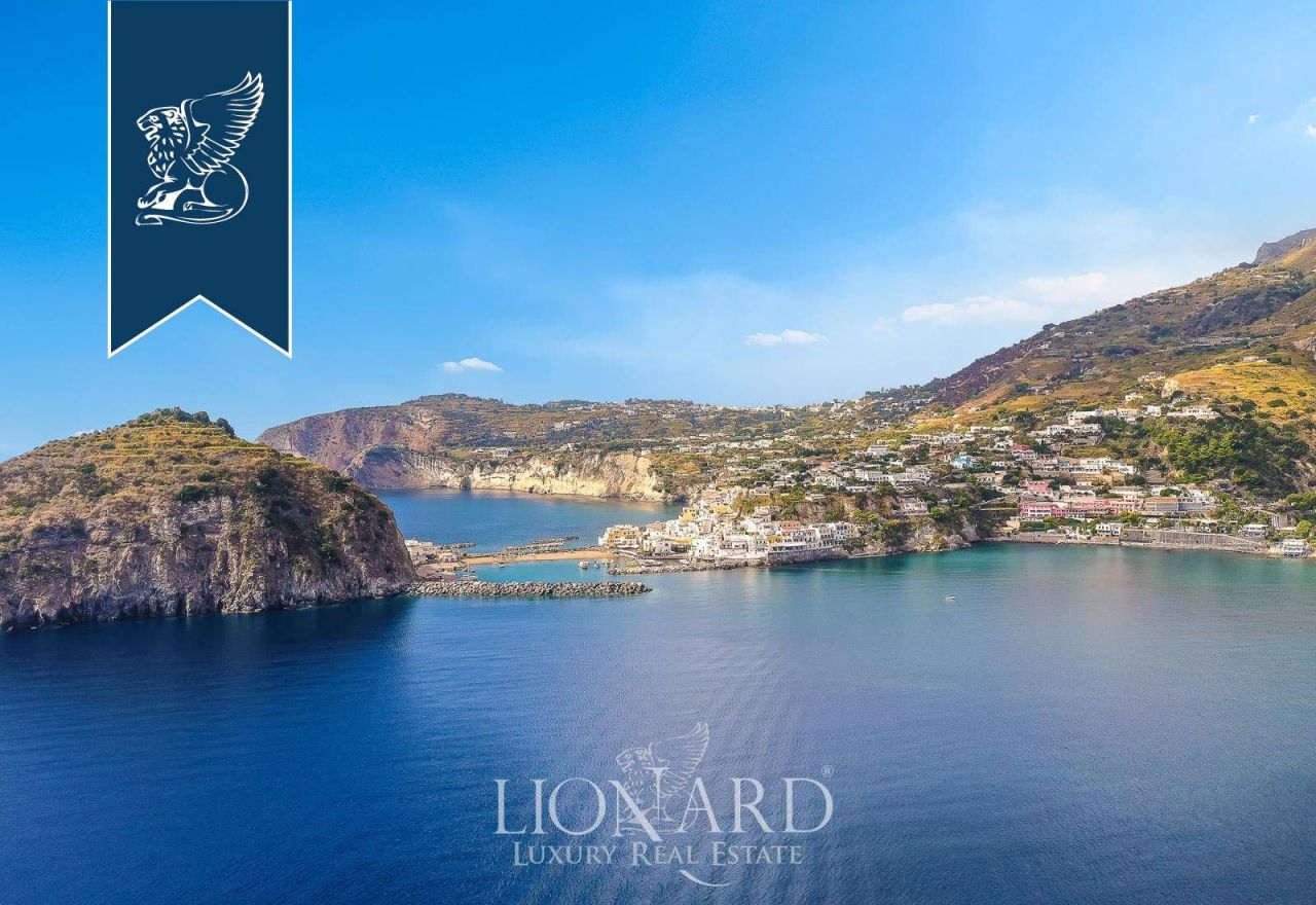 Отель, гостиница в Неаполе, Италия, 400 м² - фото 2