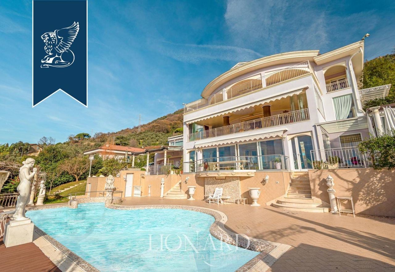 Вилла в Карраре, Италия, 1 500 м² - фото 2