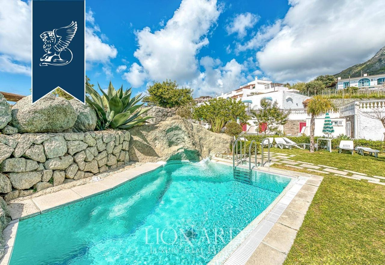 Отель, гостиница в Неаполе, Италия, 7 456 м² - фото 2