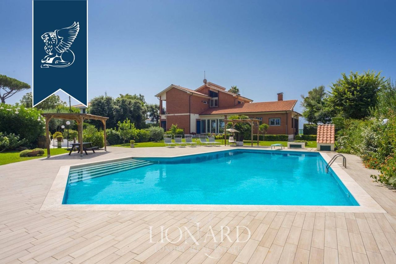 Вилла в Латина, Италия, 550 м² - фото 2