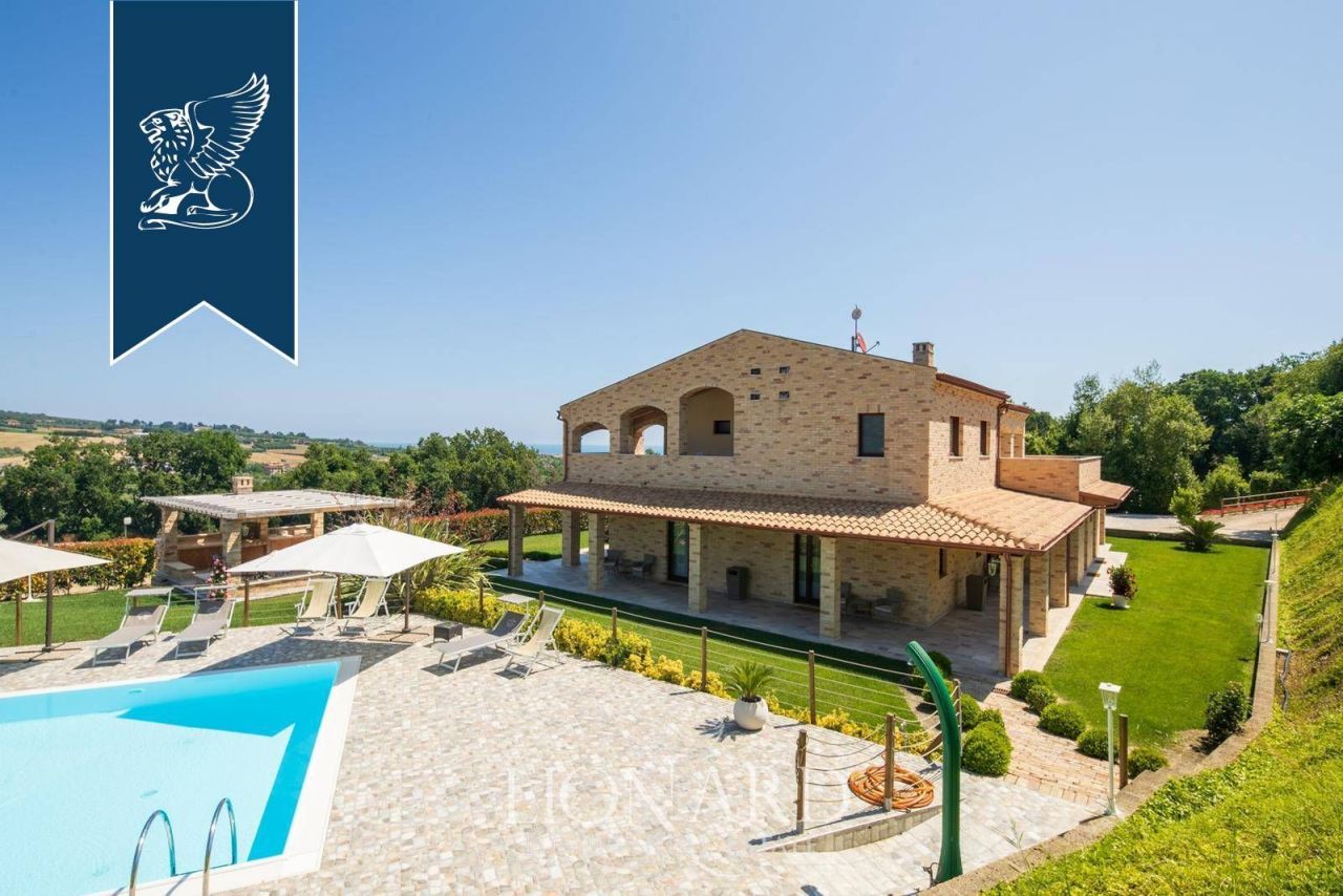 Ферма в Асколи Пичено, Италия, 400 м² - фото 2