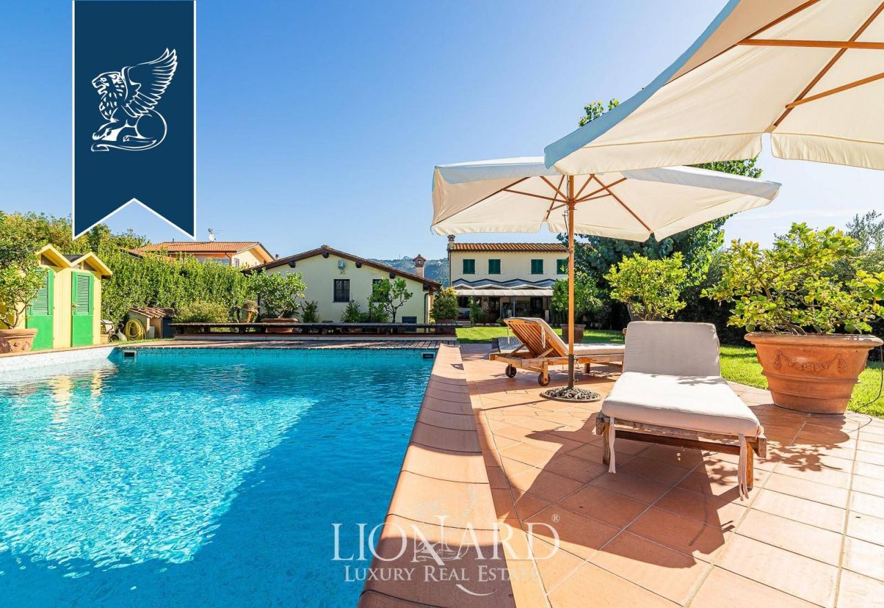 Вилла в Массарозе, Италия, 478 м² - фото 2