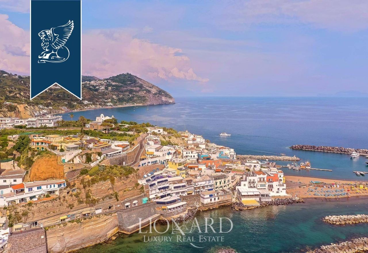 Отель, гостиница в Неаполе, Италия, 1 200 м² - фото 2