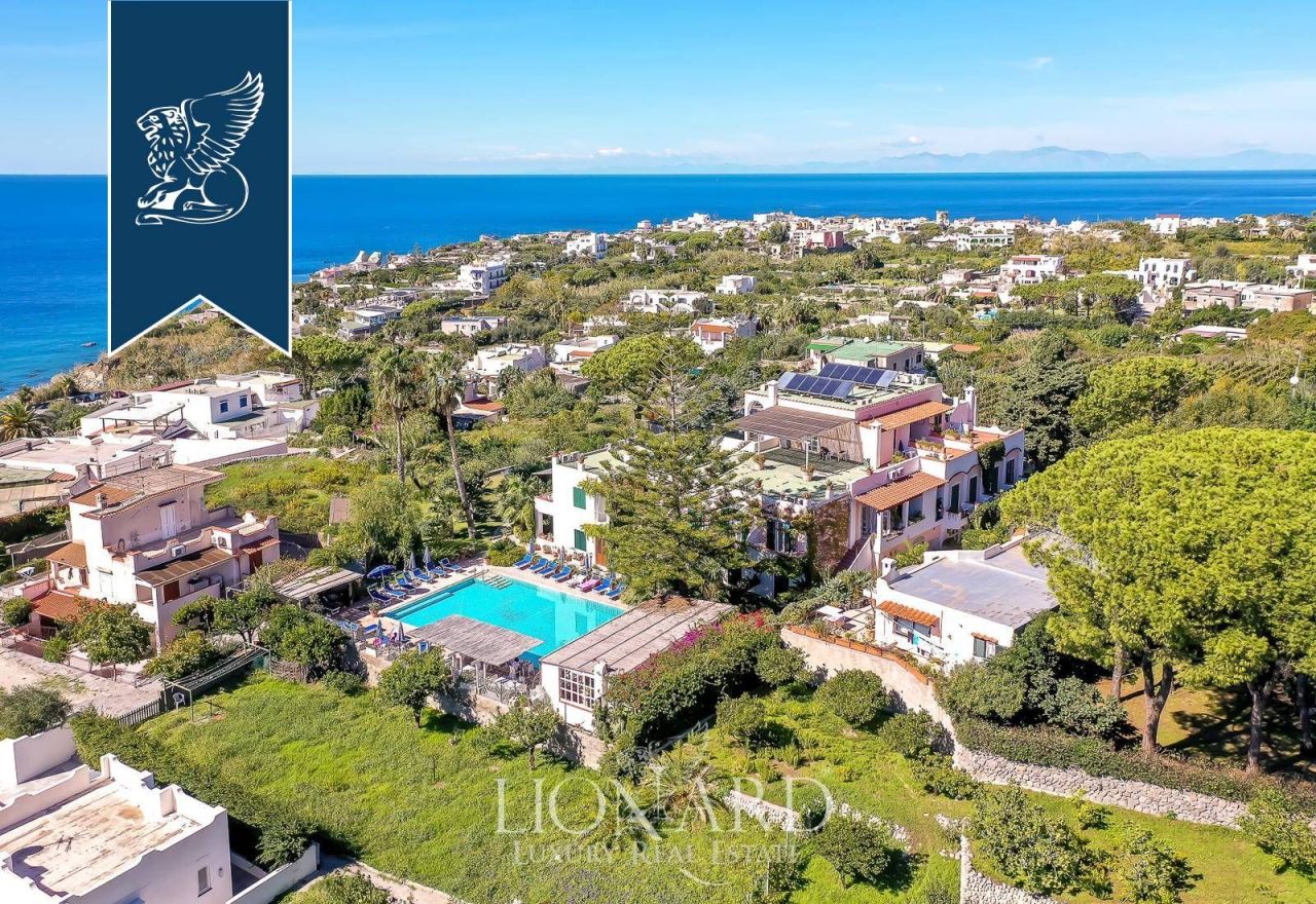 Отель, гостиница в Неаполе, Италия, 3 000 м² - фото 2