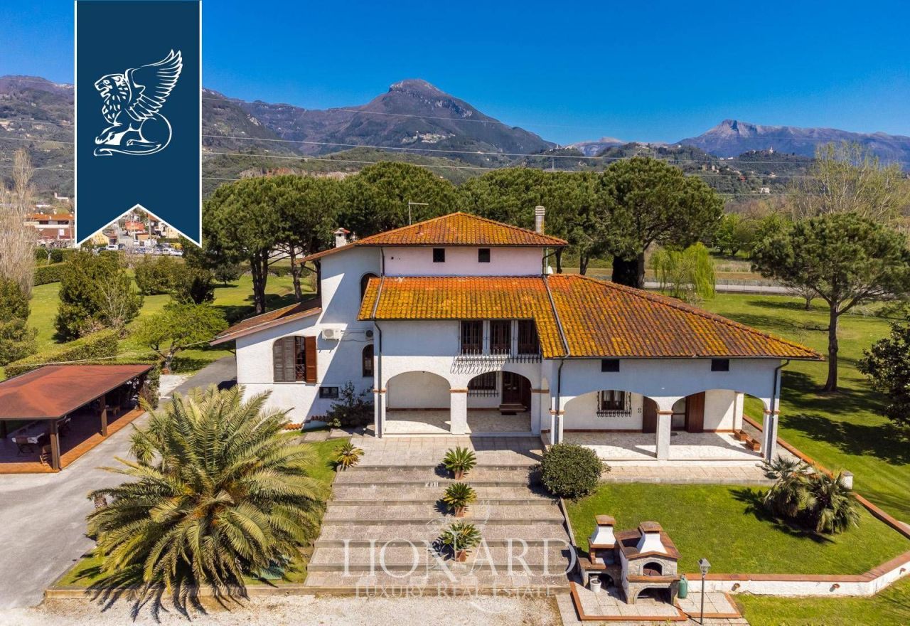 Вилла в Пьетрасанте, Италия, 420 м² - фото 2