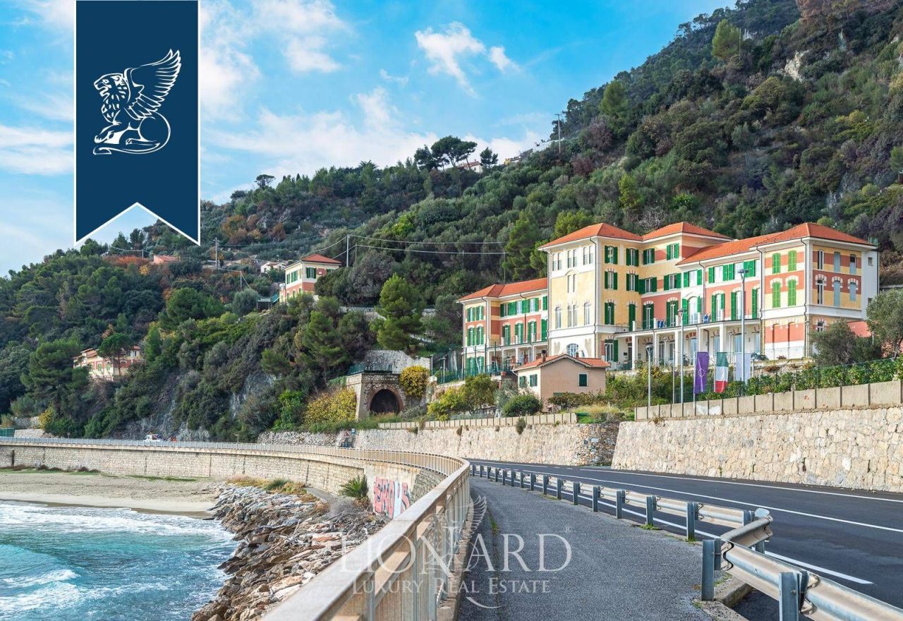 Вилла в Савоне, Италия, 4 280 м² - фото 3