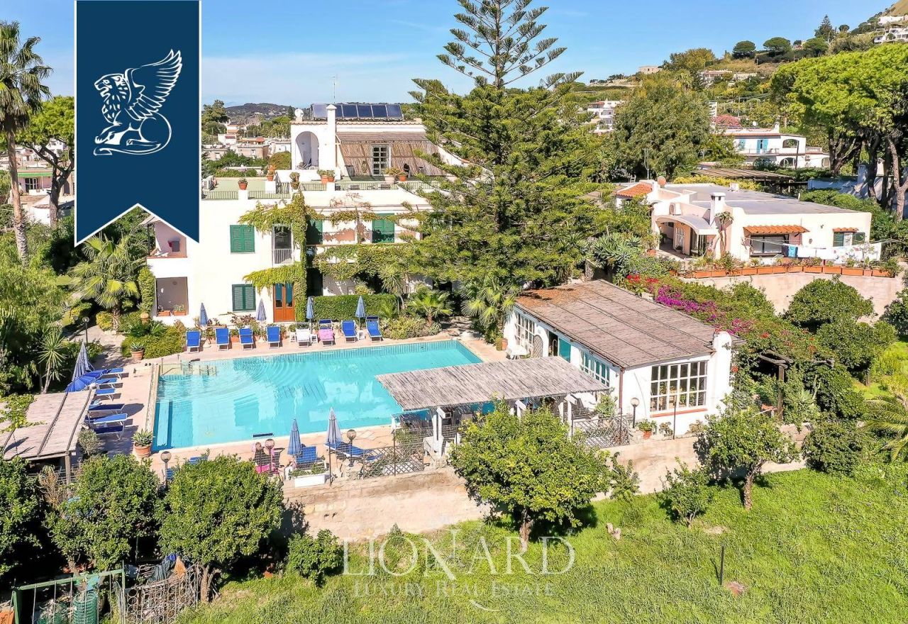 Отель, гостиница в Неаполе, Италия, 3 000 м² - фото 3