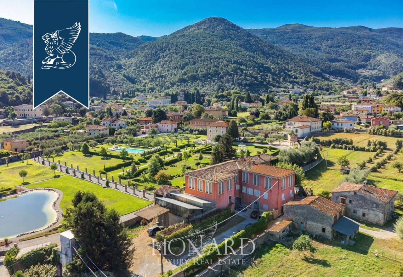 Вилла в Капаннори, Италия, 1 500 м² - фото 2