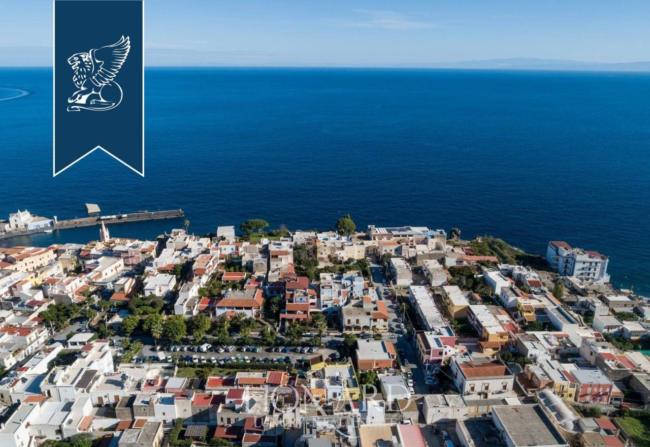 Отель, гостиница на Липари, Италия, 1 300 м² - фото 2