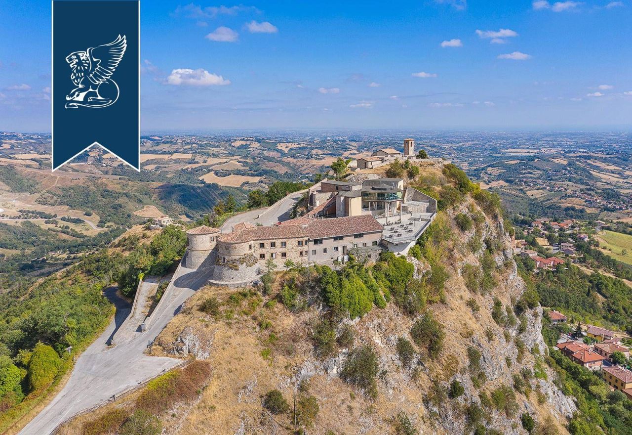 Замок в Римини, Италия, 3 000 м² - фото 4